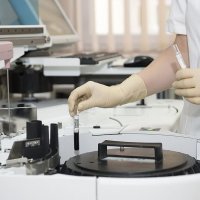 Hlavní obrázek - V Číně se má u pacientů s koronavirem začít testovat remdesivir