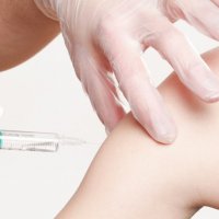 Hlavní obrázek - Pojišťovny nově zaplatí očkování proti HPV dalším „náctiletým“ – účinná zbraň proti zbytečným úmrtím na rakovinu
