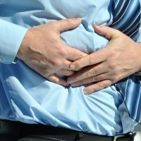 Hlavní obrázek - Za bolestí břicha se může skrývat Crohnova choroba – opožděná diagnóza způsobuje vážné komplikace