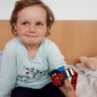 Hlavní obrázek - Beruška Buzzy pomáhá ve Vsetínské nemocnici zmírnit obavy i bolest u dětských pacientů