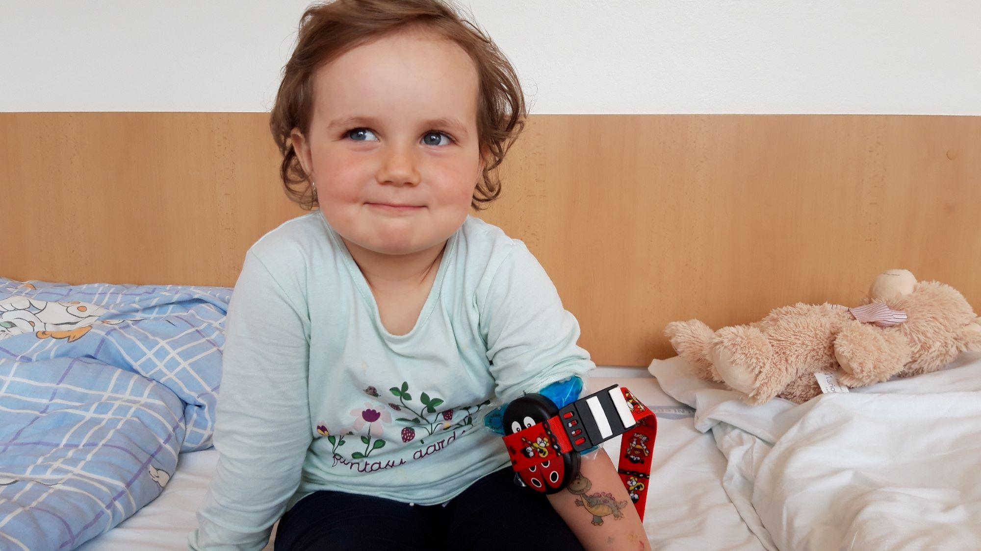 Hlavní obrázek - Beruška Buzzy pomáhá ve Vsetínské nemocnici zmírnit obavy i bolest  u dětských pacientů